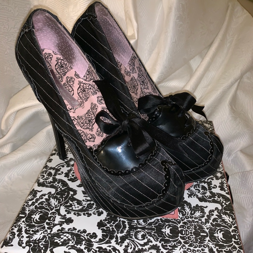 Beautiful vintage looking heels